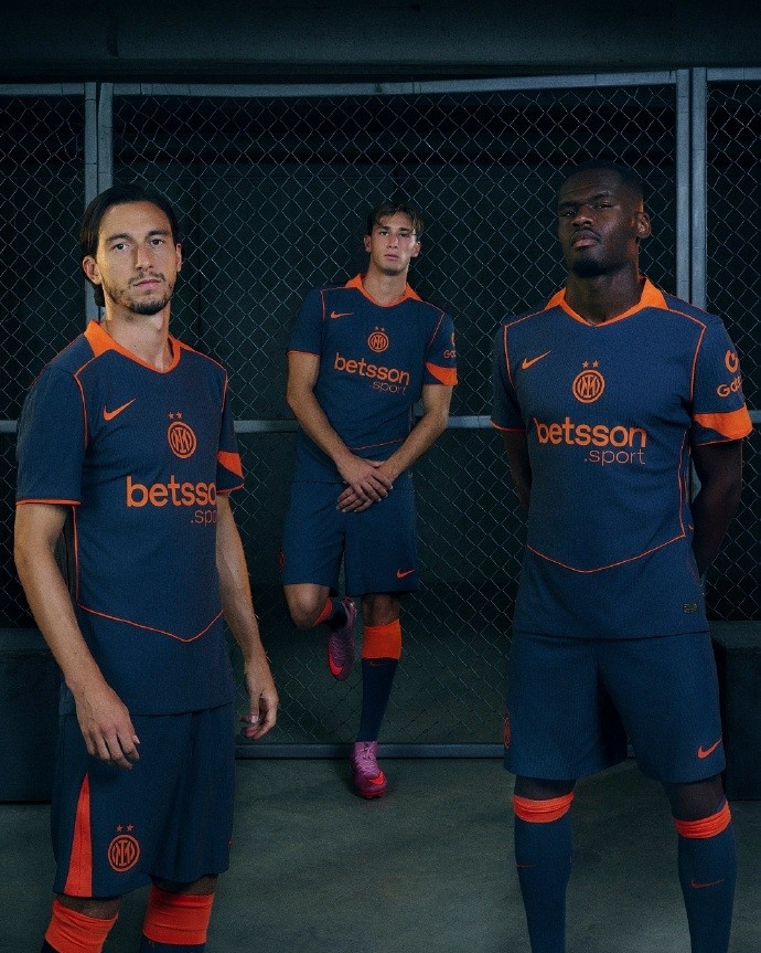 6686体育平台-连接过去与未来，国米第三球衣正式发布：灰+橙 致敬Total 90时代