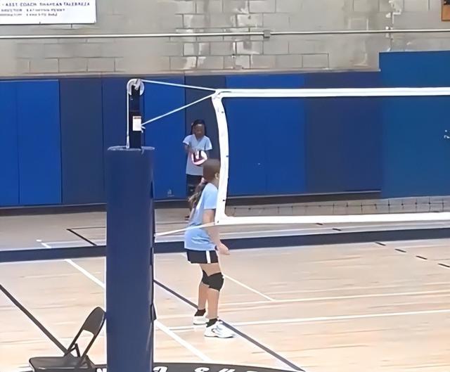 6686体育-天赋！詹皇9岁女儿打排球连续得分 老詹观战直乐